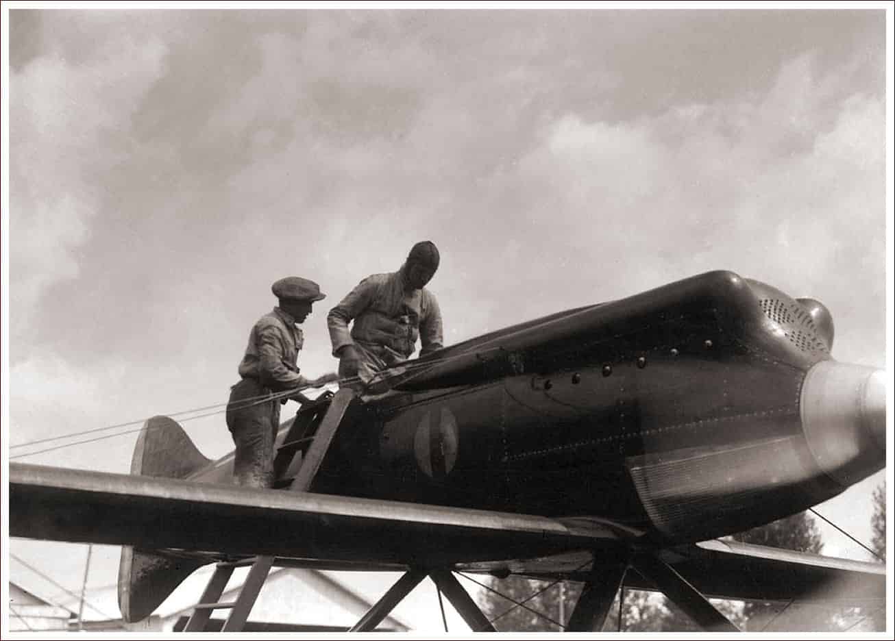 Опробование двигателя ФИАТ A.S.2 на самолете Макки М.39Под носовой частью виден ребристый поверхностный маслорадиатор